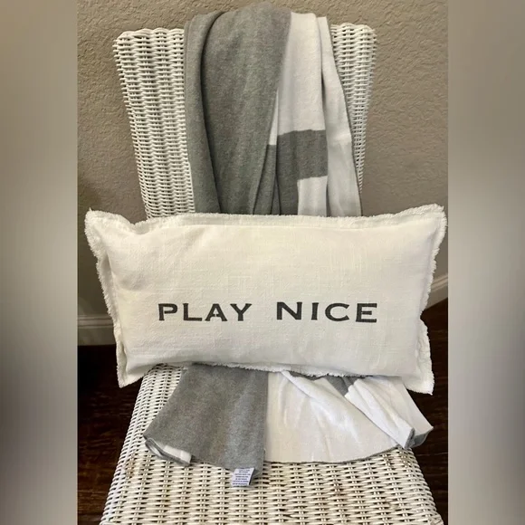 NWT! Oversized LOVE Throw Blanket - Picture 5 of 5